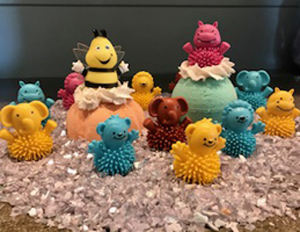 Bath bomb with finger puppet toy